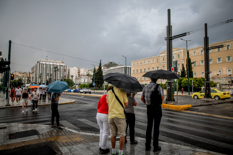 Ισχυρές βροχές και καταιγίδες σήμερα και αύριο και στην Αττική