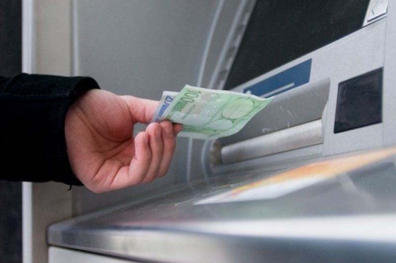 Σηκώνουν δύο και τρεις χιλιάδες ευρώ από τις τράπεζες