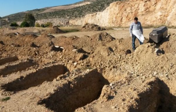 Οι Έλληνες ξεθάβουν τους γονείς τους