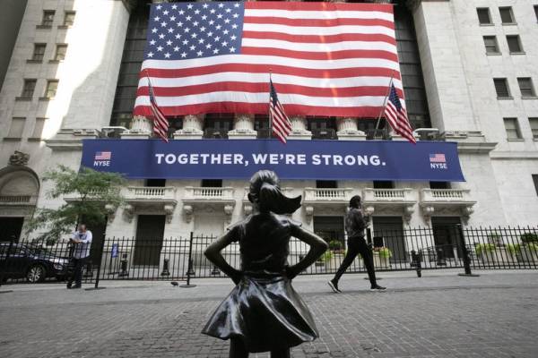 Νέες πιέσεις λόγω Covid-19 στη Wall Street-Κέρδη για τον Nasdaq