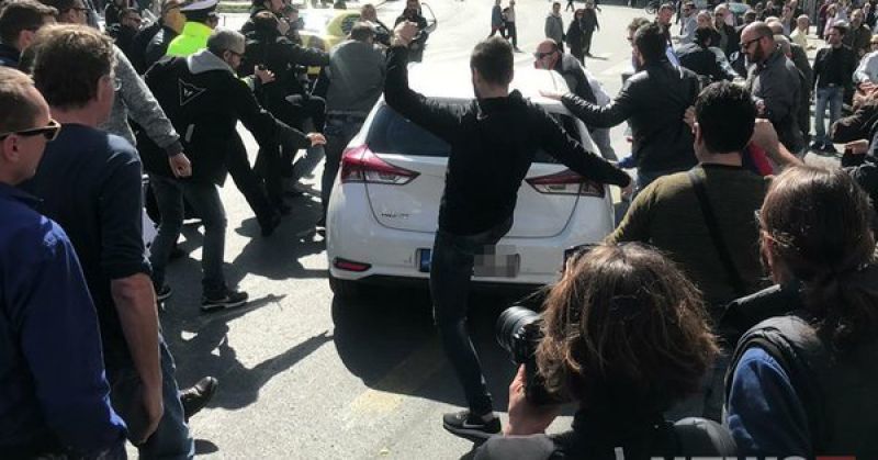 Ένταση στη συγκέντρωση οδηγών ταξί-Επιτέθηκαν σε οχήματα Uber