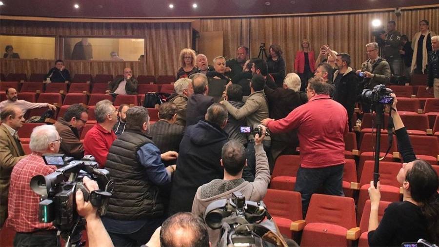 Πιάστηκαν... στα χέρια στην ολομέλεια της διοίκησης της ΓΣΕΕ