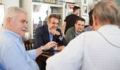 Ο Μητσοτάκης ήπιε καφέ με συνταξιούχους: Θέλω τα παιδιά σας να βρούνε δουλειά