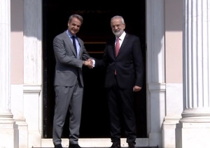 Ορκίστηκε ο Σαρμάς, παρέλαβε από τον Μητσοτάκη- Ο διάλογός τους