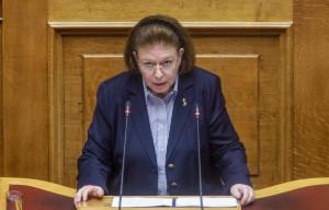 Σάλος με τη ναζιστική σημαία στην Ακρόπολη: Παρέμβαση Μενδώνη και αλλαγή της αφίσας