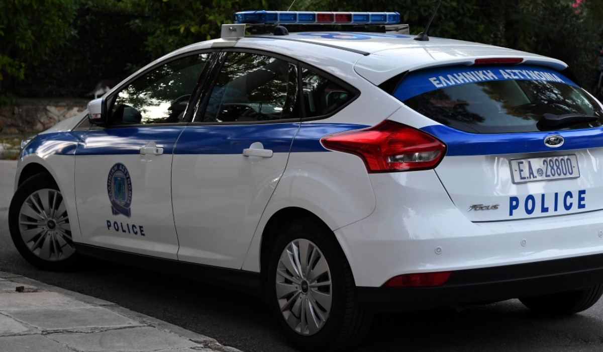Κεραμεικός: Συνελήφθησαν τέσσερα άτομα για ληστεία με την απειλή μαχαιριού