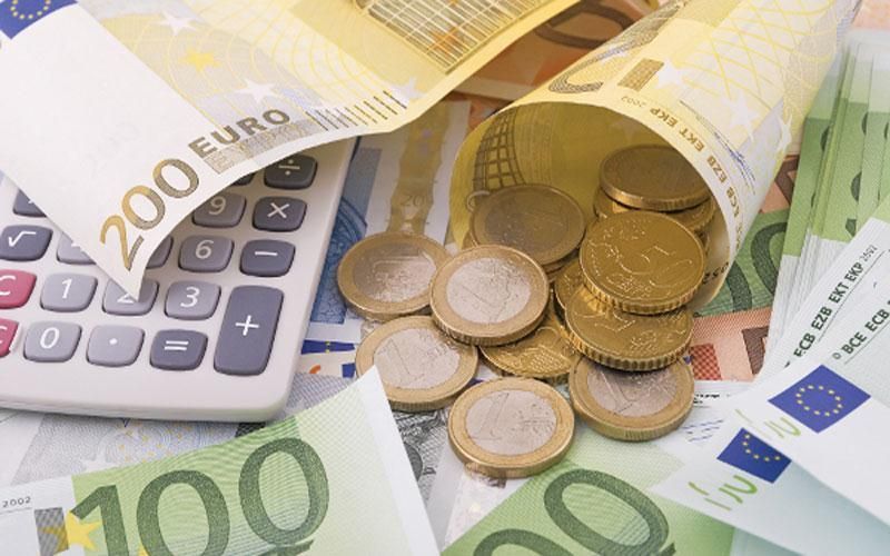 «Κουρεμένοι» οι μισθοί: Πόσα χρήματα θα χάνουν μηνιαίως οι εργαζόμενοι