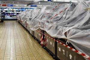 Φεύγουν οι απαγορευτικές κορδέλες από τα ράφια των σούπερ μάρκετ