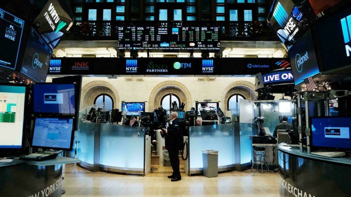 Τεχνολογική «βουτιά» στη Wall Street, με τον πληθωρισμό εν όψει