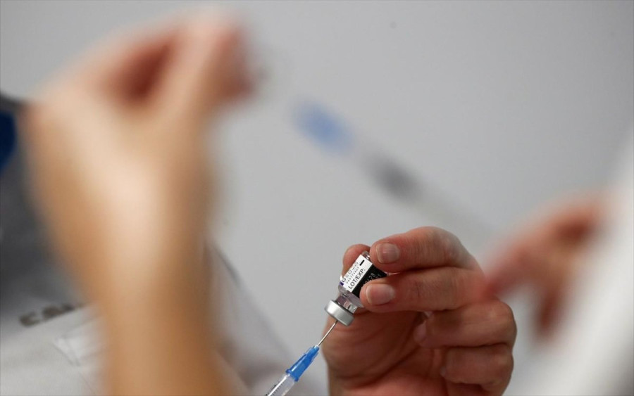 Κορονοϊός: Έκτακτη ενημέρωση την Τρίτη (1/11) για τα νέα εμβόλια