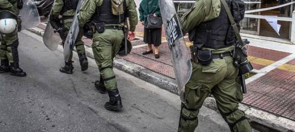 Επίθεση κουκουλοφόρων κατά αστυνομικών στην ΑΣΟΕΕ