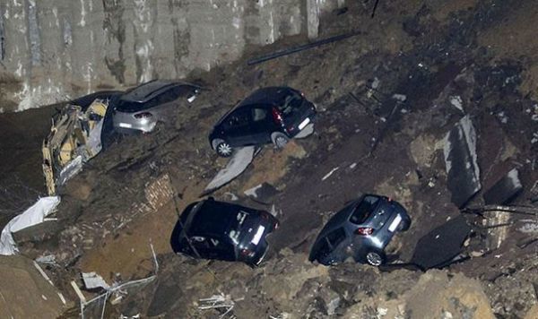 Ρώμη: Το έδαφος «κατάπιε» αυτοκίνητα