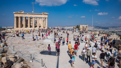 Ανάλυση Eurobank: Οι τουριστικές εισπράξεις συγκρατούν τη διεύρυνση του ελλείμματος