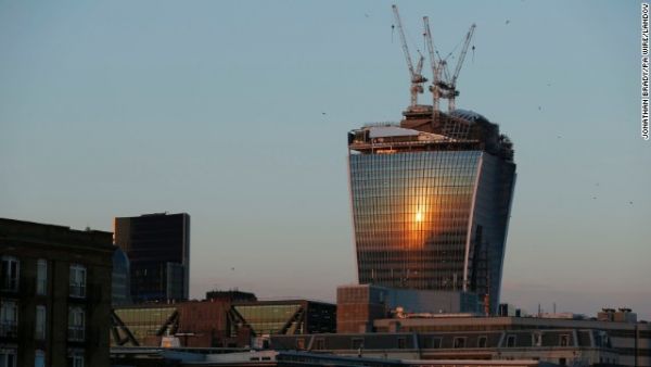 Φως αντανακλάται σε ουρανοξύστη του Λονδίνου και λιώνει αυτοκίνητο