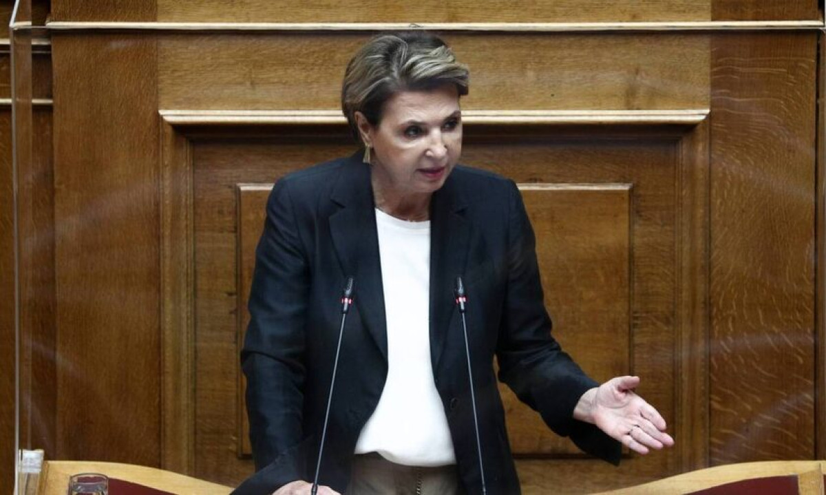 Επιτέθηκαν με βαριοπούλες στο αυτοκίνητο της Γεροβασίλη-Τραυματίστηκε ελαφρά ο φρουρός