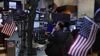 Επενδυτικές ανησυχίες και ομόλογα «πλήγωσαν» ξανά τη Wall Street