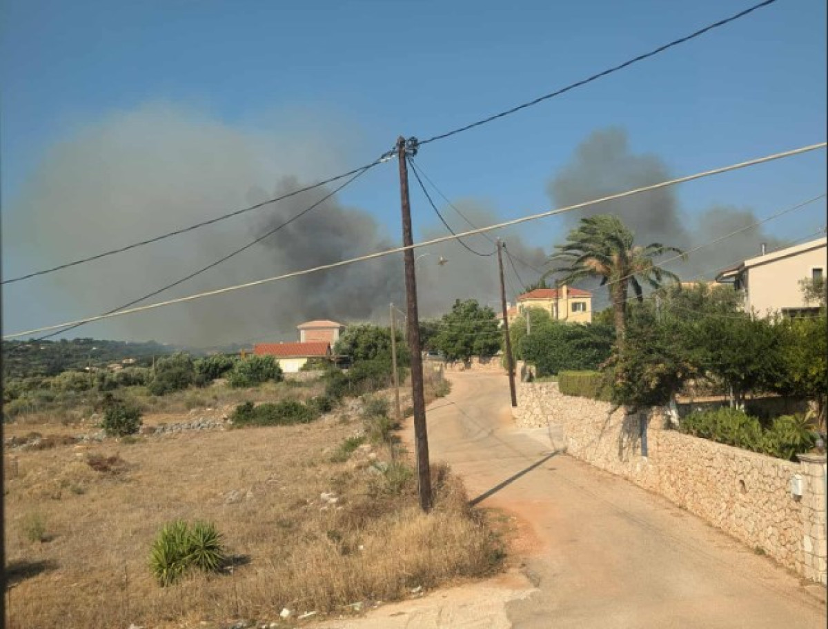 Μεγάλη φωτιά στην Κεφαλονιά, 112 για εκκένωση χωριών προς Αργοστόλι