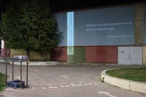 Μυστήριο_5 Λόγια των Τοίχων: Οι δρόμοι της Ελευσίνας γεμίζουν αντιπολεμικούς στίχους για την Παγκόσμια Ημέρα Ποίησης