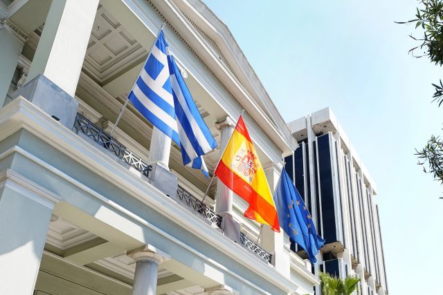 «Viva España!» στο υπουργείο Εξωτερικών και στη Βουλή