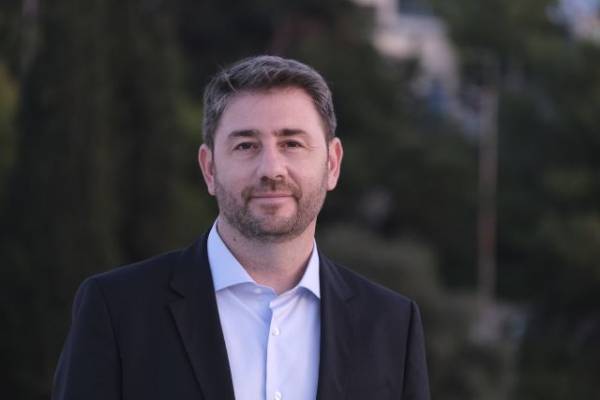 Θριαμβευτική νίκη Ανδρουλάκη: Είναι ο νέος πρόεδρος του ΚΙΝΑΛ