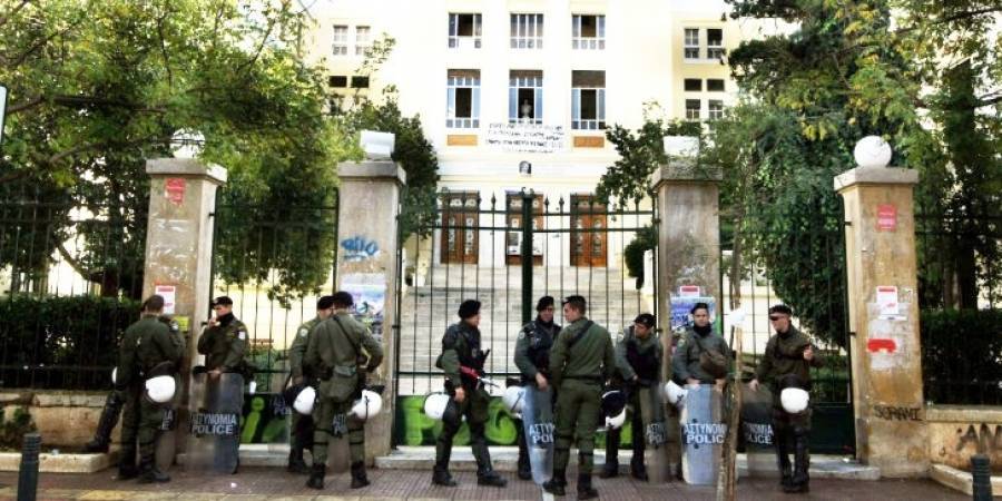 Επίθεση 20 ατόμων σε διμοιρία των ΜΑΤ στην ΑΣΟΕΕ