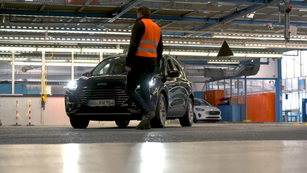 Τα αυτοκίνητα της Ford βγαίνουν μόνα τους από τη γραμμή συναρμολόγησης (video)