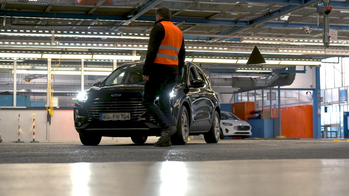 Τα αυτοκίνητα της Ford βγαίνουν μόνα τους από τη γραμμή συναρμολόγησης (video)