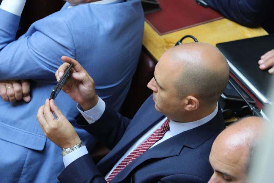 Τα Μέγαρο Μαξίμου «έκοψε» τις σέλφι στην Βουλή