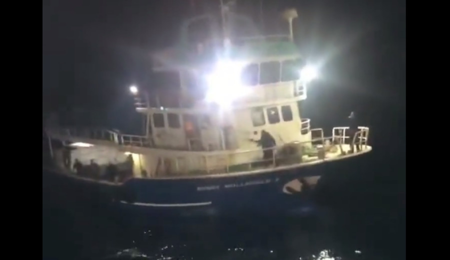 Τούρκικο αλιευτικό προσέκρουσε σε νάρκη στη Μαύρη Θάλασσα (video)