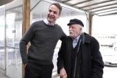 Το συναπάντημα του Κυριάκου με τον Γλέζο