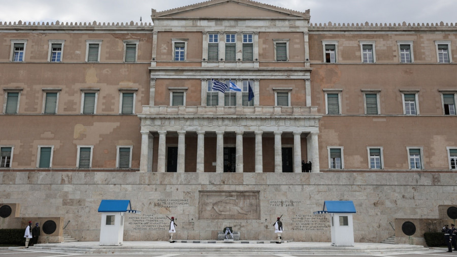 Άγνωστος Στρατιώτης: Χαρτοπόλεμος ανακοινώσεων, διασταυρούμενα πυρά ΝΔ-ΠΑΣΟΚ και στη μέση… το ΥΠΕΘΟ