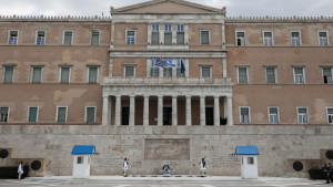 Άγνωστος Στρατιώτης: Χαρτοπόλεμος ανακοινώσεων, διασταυρούμενα πυρά ΝΔ-ΠΑΣΟΚ και στη μέση… το ΥΠΕΘΟ