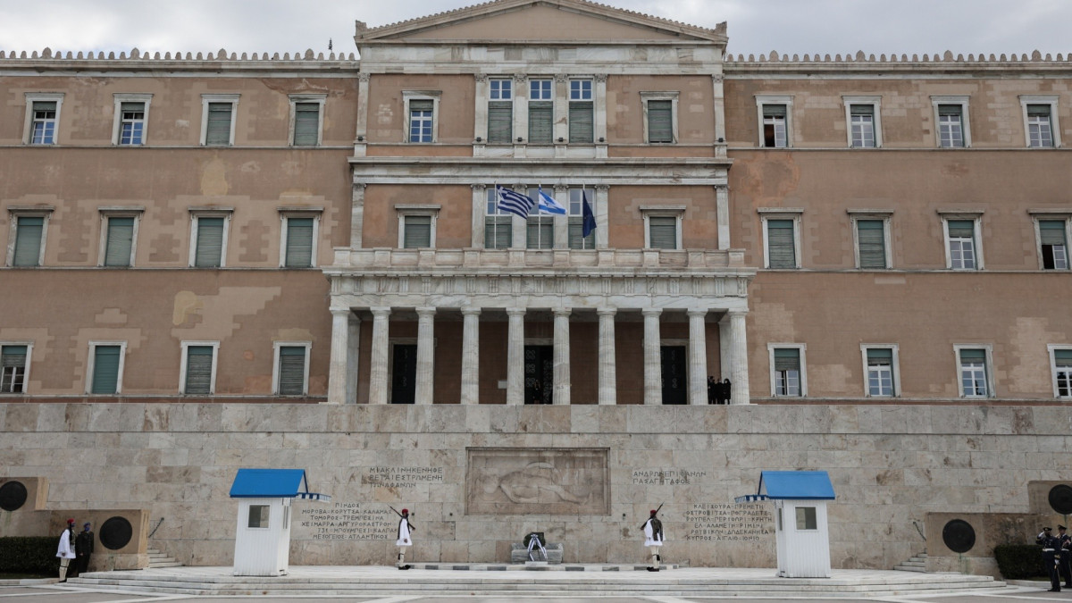 Άγνωστος Στρατιώτης: Χαρτοπόλεμος ανακοινώσεων, διασταυρούμενα πυρά ΝΔ-ΠΑΣΟΚ και στη μέση… το ΥΠΕΘΟ