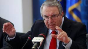 Ο Μπαμπινιώτης αναλύει γιατί «απαγορευτικό» αντί για «lockdown»