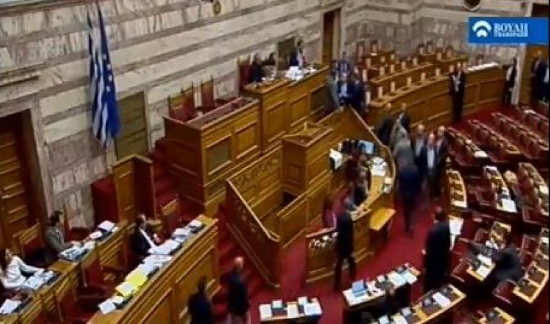 Eπίθεση Λαγού σε Ξυδάκη: Σκάσε ρε προδότη- Παρ'ολίγον σύρραξη (video)
