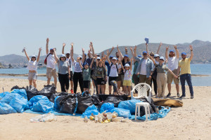 Εθελοντικός καθαρισμός παραλίας από τους εργαζομένους της Intrum Hellas