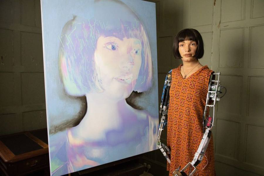 Ai-Da: Το ανθρωποειδές ρομπότ-καλλιτέχνις συνελήφθη με την κατηγορία…της κατασκοπείας