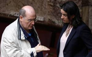 Κόντρα Κεραμέως-Φίλη στη Βουλή για το νομοσχέδιο του νέου σχολείου