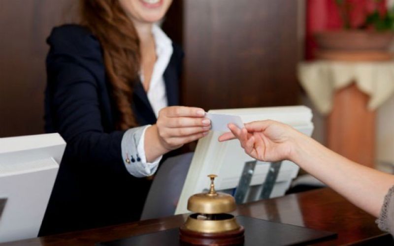 «Πόλεμος τιμών» υπονομεύει τους στόχους εσόδων στον ελληνικό τουρισμό