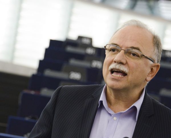 Νάτος πετιέται... και ο Παπαδημούλης