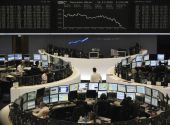 Μακρο και εταιρικά αποτελέσματα “ρίχνουν” τις διεθνείς αγορές - "Φλερτ" με το υψηλό 18 μηνών το ευρώ