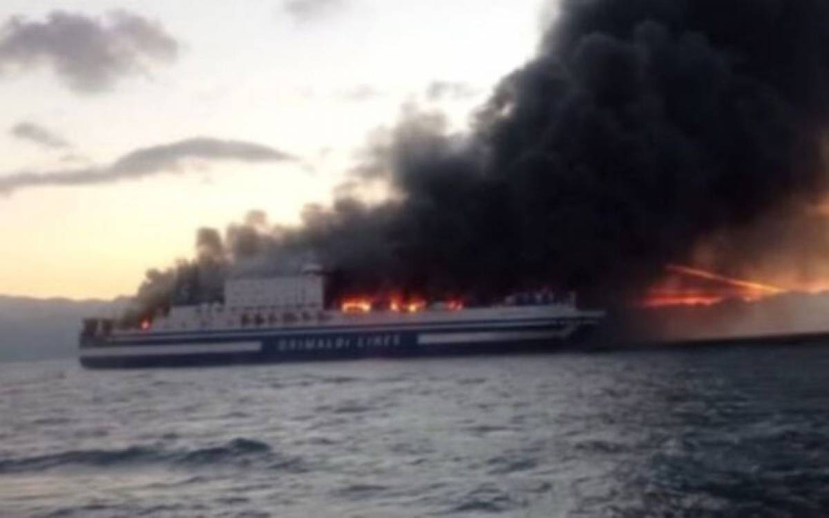 Φωτιά στο Euroferry Olympia: Διασώθηκαν δύο εγκλωβισμένοι από την ΕΜΑΚ