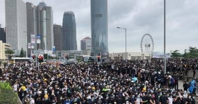 Χονγκ Κονγκ: Απειλεί με χρήση πραγματικών πυρών η αστυνομία