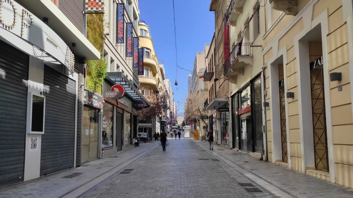 Κενά ή αδιάθετα 2 στα 10 καταστήματα στο αθηναϊκό κέντρο