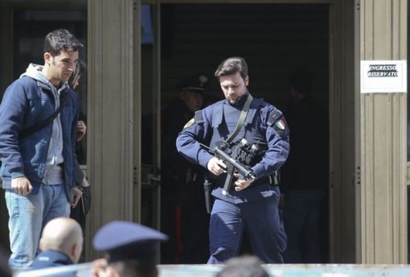 Ιταλία: Κατηγορούμενος "φλίπαρε" στη δίκη &amp; σκότωσε 3 άτομα (vid)