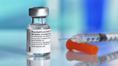 Pfizer-BioNTech: Στο β&#039; εξάμηνο οι δοκιμές του «καθολικού» εμβολίου