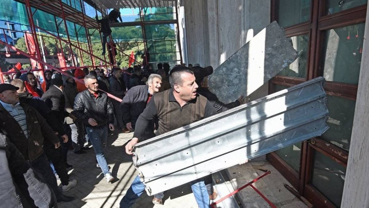 Αλβανία: Επεισόδια και απόπειρα εισβολής στο κτήριο της κυβέρνησης