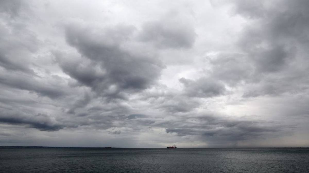 Δευτέρα με συννεφιά και τοπικές βροχές