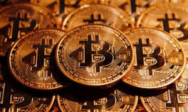 Στα υψηλότερα επίπεδα τριετίας το bitcoin