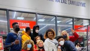 Ο Γιάννης Αντετοκούνμπο επέστρεψε στα Σεπόλια: Μοίρασε κούτες με τρόφιμα σε εκκλησία